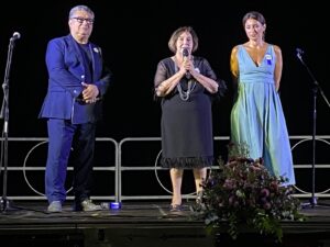 Lina Urso Gucciardino tra i due presentatori Giuseppe Moscato e Anna Alba